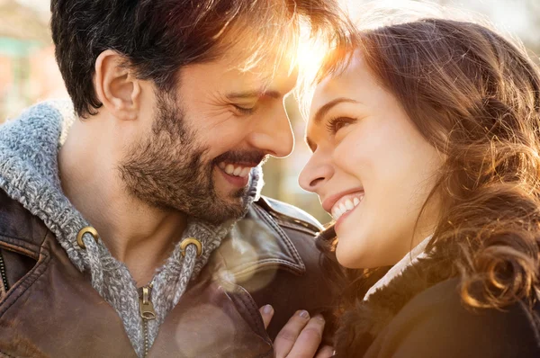 Pareja sonriendo